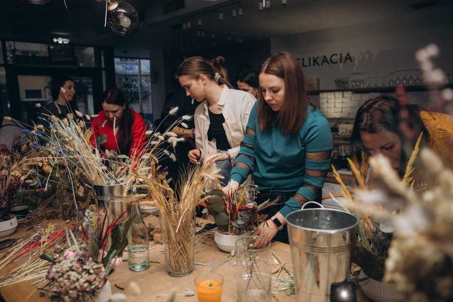 У Франківську провели майстерклас з флористики, аби допомогти діткам з особливими потребами (ФОТО)