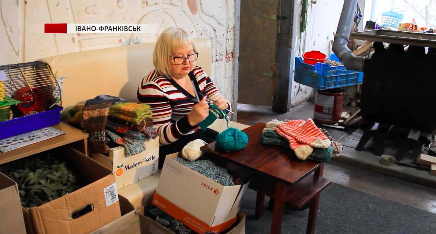 У Франківську переселенка із Запоріжжя в’яже теплі шкарпетки для українських військових (ВІДЕО)