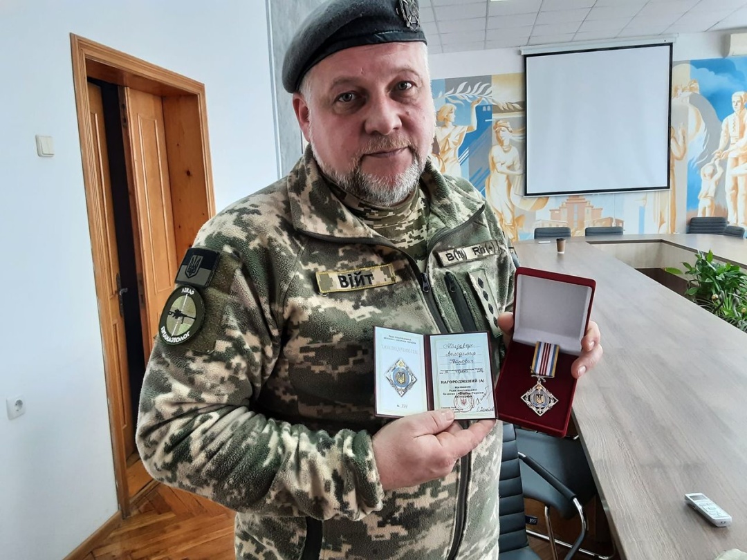 Як Володимир Молдавчук рятує поранених на фронті та керує громадою на Прикарпатті