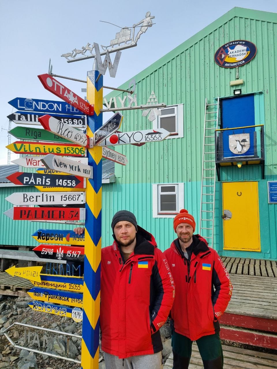 На антарктичній станції встановили вказівники до Франківська та Коломиї (ФОТО)