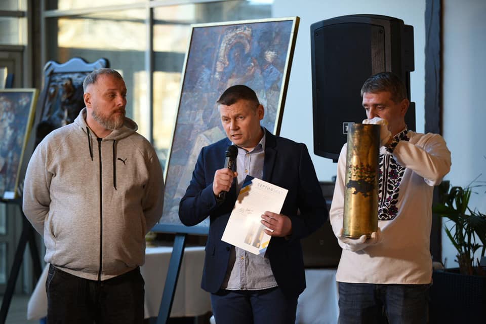 Масштабний аукціон на підтримку ЗСУ стартував у Франківську. З молотка за 50 тис. грн пішла гільза (ФОТО)