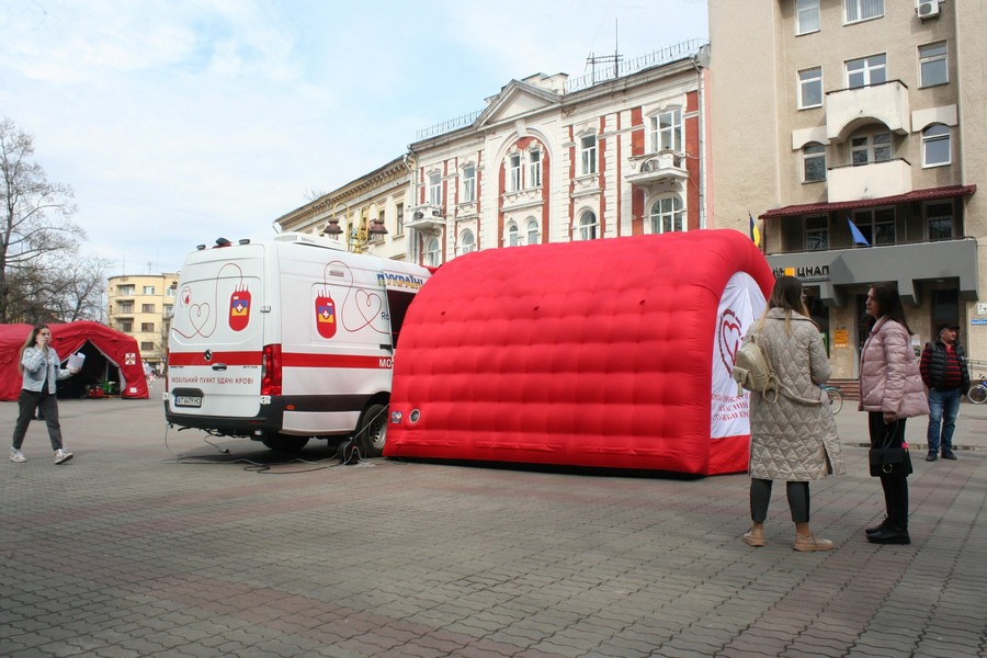 У центрі Франківська запрацював мобільний пункт забору крові. Як стати донором (ФОТО)