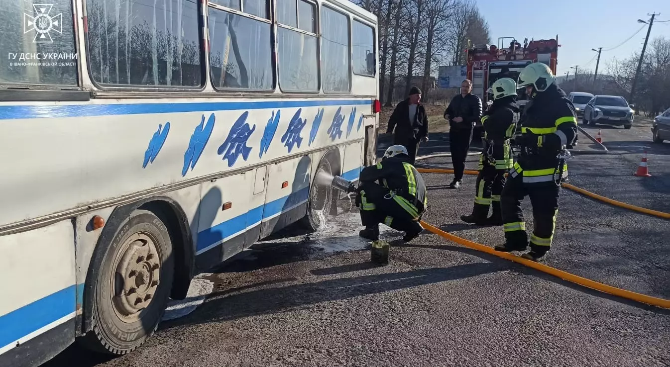 У Тисмениці надзвичайники врятували від вогню автобус (ФОТОФАКТ)