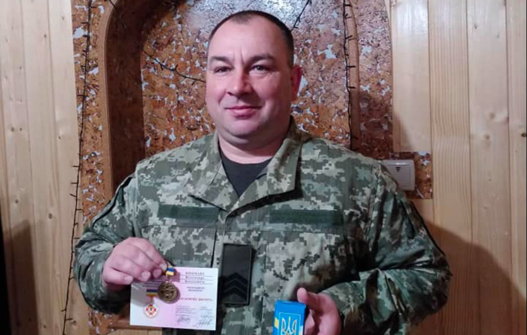Воїна-вчителя Володимира Шикмана з Верховинщини відзначили медаллю “За бойову звитягу” (ФОТО)