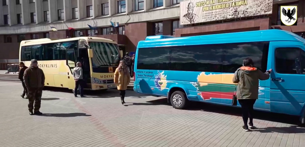 Два сиротинці Франківщини отримали автобуси з Литви (ВІДЕО)
