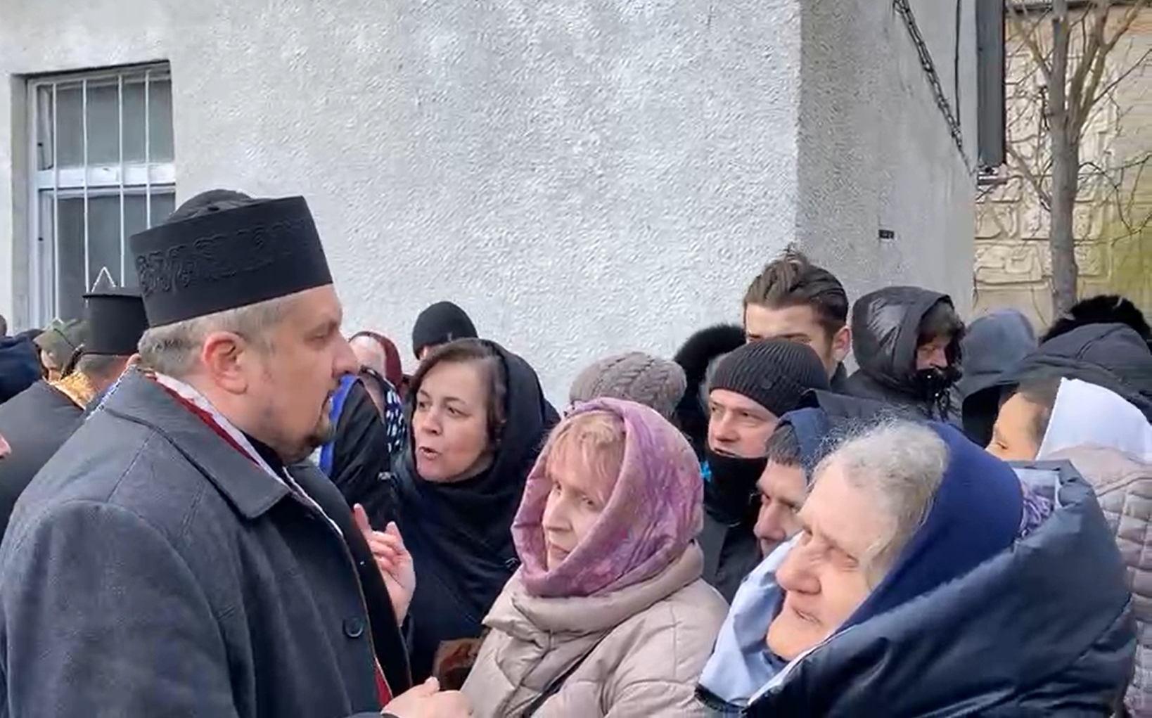Парафіяни московського патріархату не пускають віруючих ПЦУ у храм на Довженка (НАЖИВО)