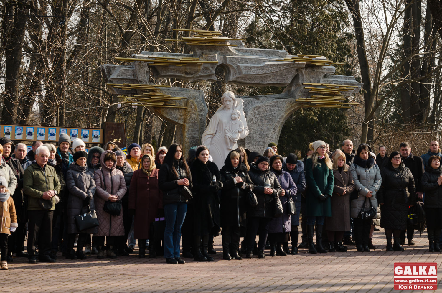 Загиблих захисників і захисниць вшанували дзвоном пам’яті у Франківську (ФОТО)