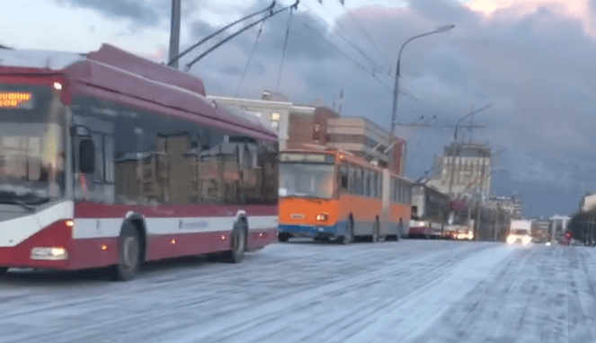 Через нерозчищену дорогу на Незалежності зупинилися тролейбуси (ВІДЕО)
