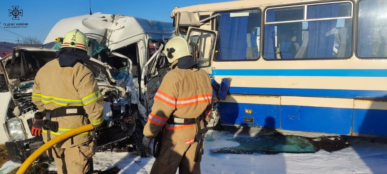 На Коломийщині зіткнулися два автобуси. Одна людина загинула (ФОТО)