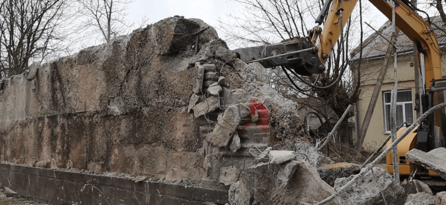 У Долинській громаді демонтували радянську стелу в історичній частині міста