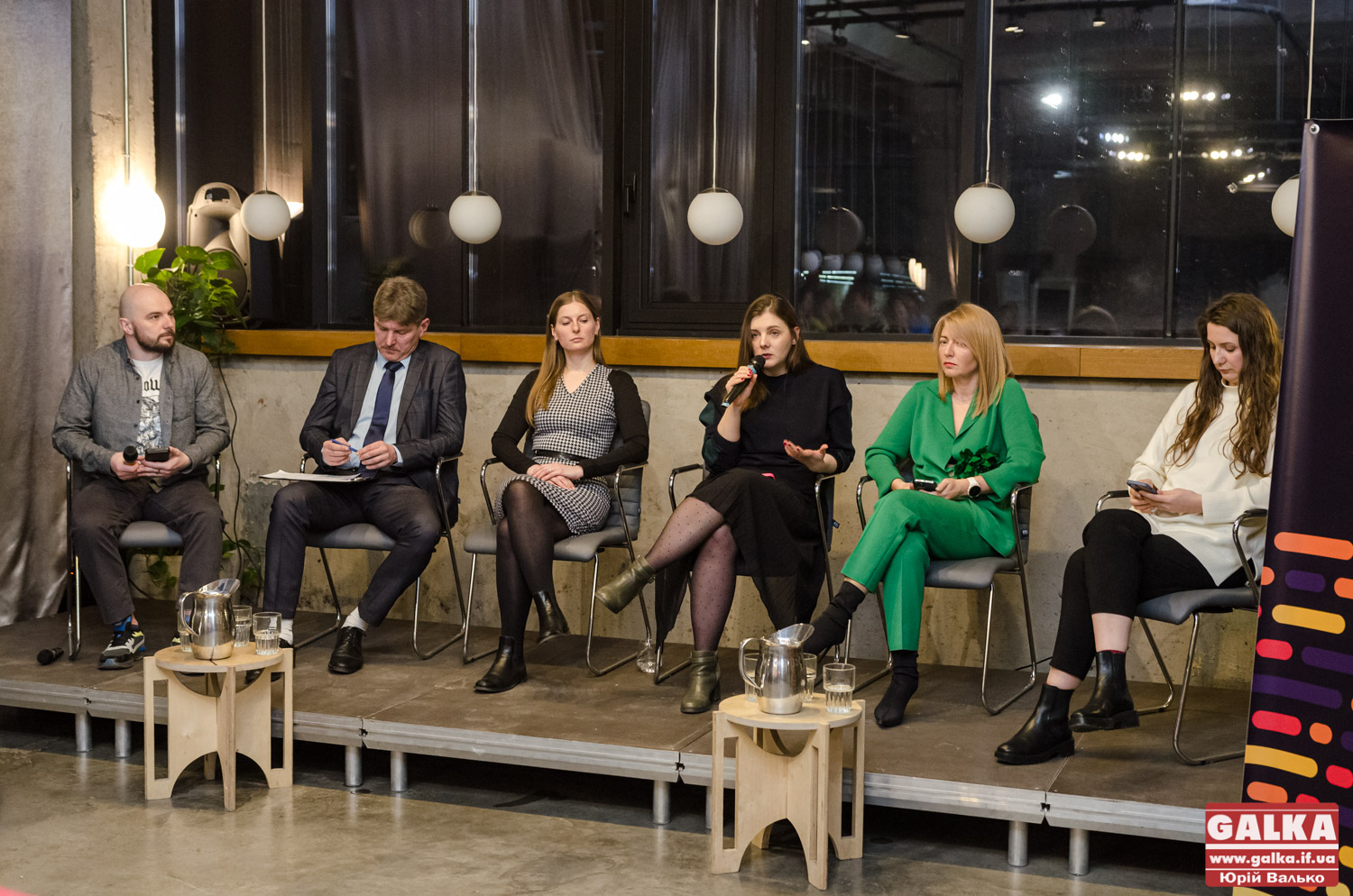 Про 8 березня, стереотипи та права: у Франківську дискутували про не/рівності жінок та чоловіків (ФОТО)