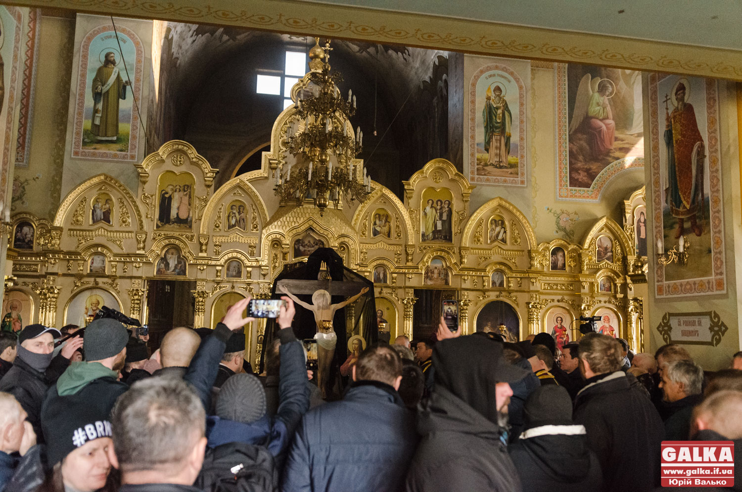 У Франківську в храмі на Довженка провели першу службу української церкви (ФОТО, ВІДЕО)