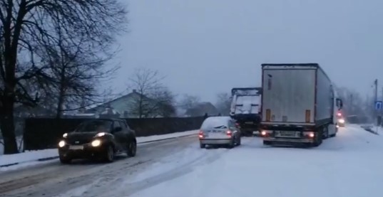 Через сніг ситуація на дорогах Прикарпаття складна: у Вістовій рух – лише на Франківськ (ФОТО, ВІДЕО)