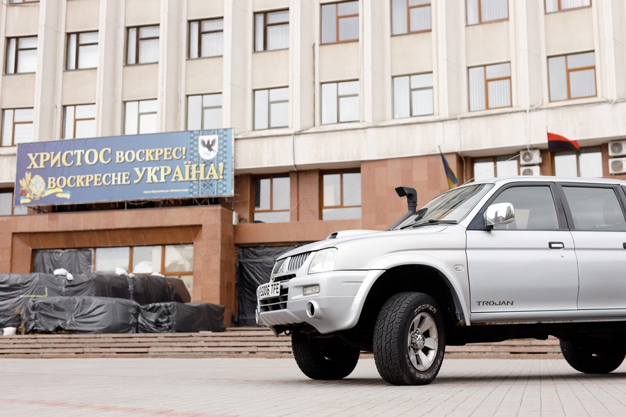 Ще одне авто від благодійників поїде з Франківська на фронт для захисників (ФОТО)