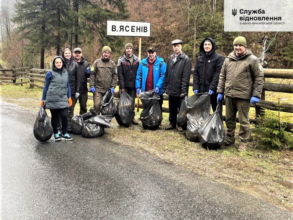 Працівники нацпарків та школярі прибрали узбіччя держдоріг у Карпатах (ФОТО)