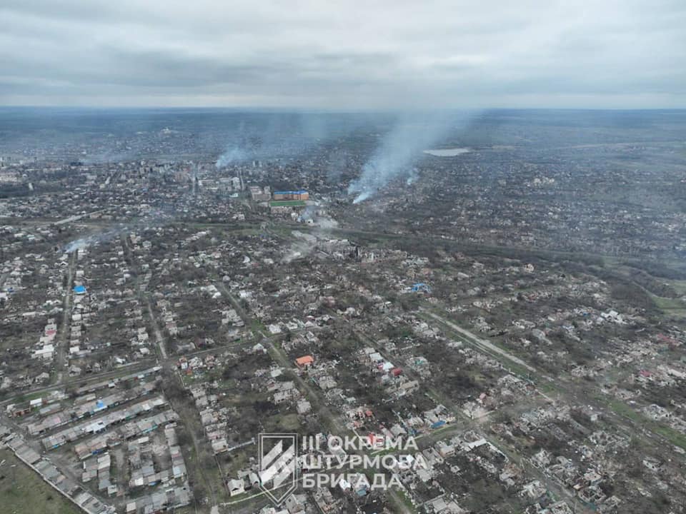 Міноборони: у Бахмуті росіяни використовують “сирійську тактику”, Сили оборони штурмують у відповідь