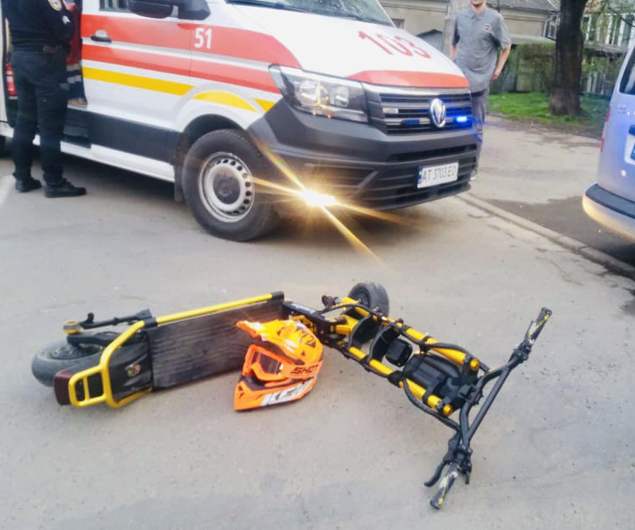 У Коломиї Volkswagen збив чоловіка на електросамокаті (ФОТО)