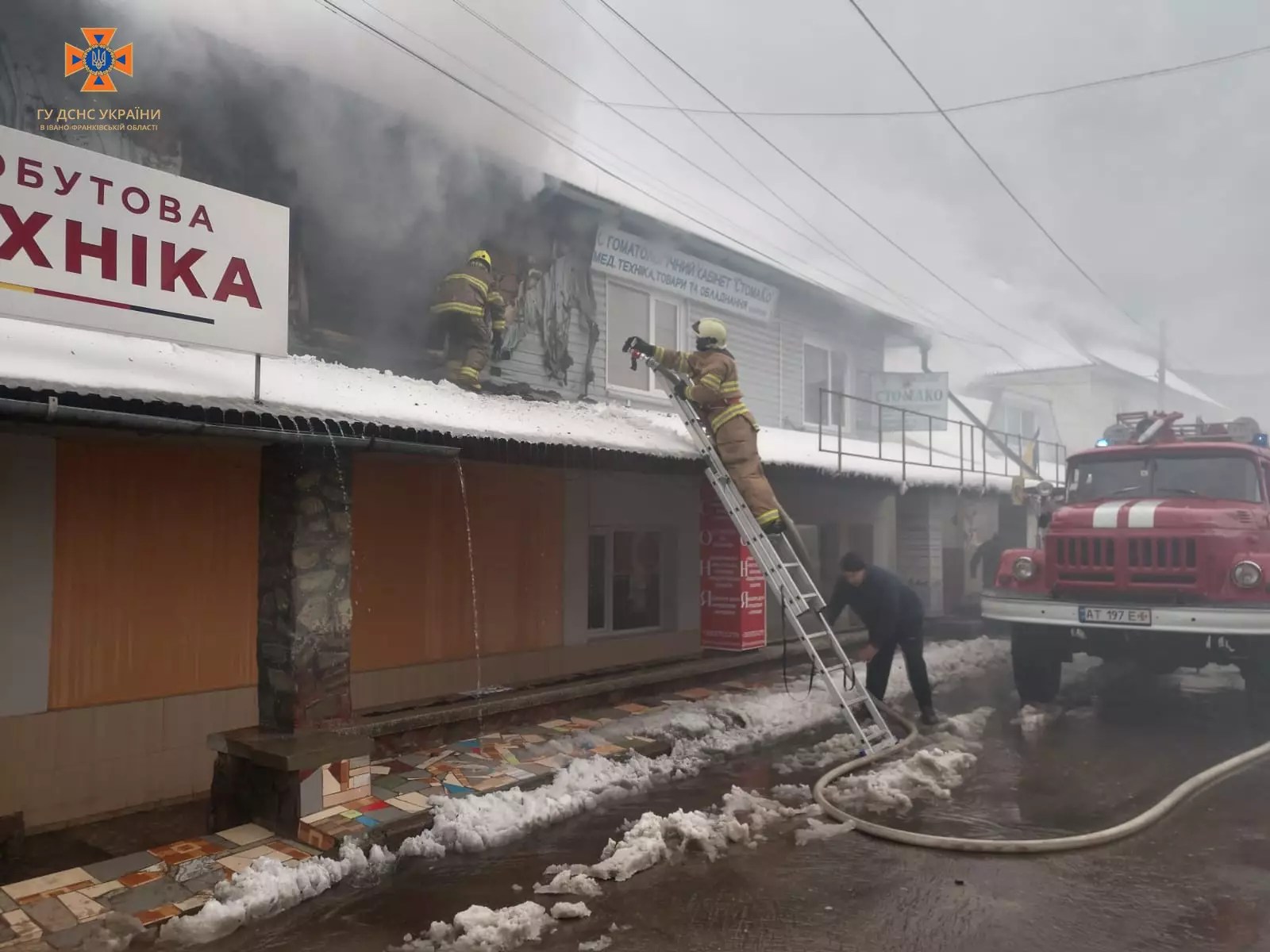 У Косові горіла двоповерхова будівля (ФОТО)