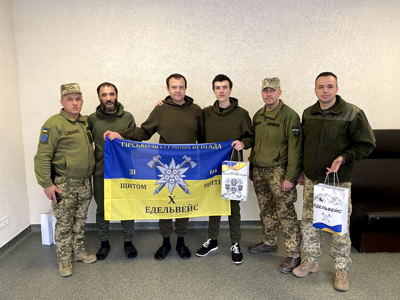 На Великдень з полону повернулися три бійці з Прикарпаття (ФОТО)