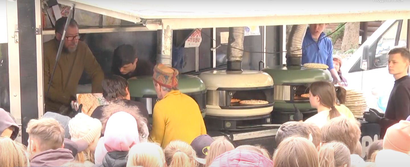 Волонтери з Англії спекли для коломиян понад 1800 піц (ВІДЕО)