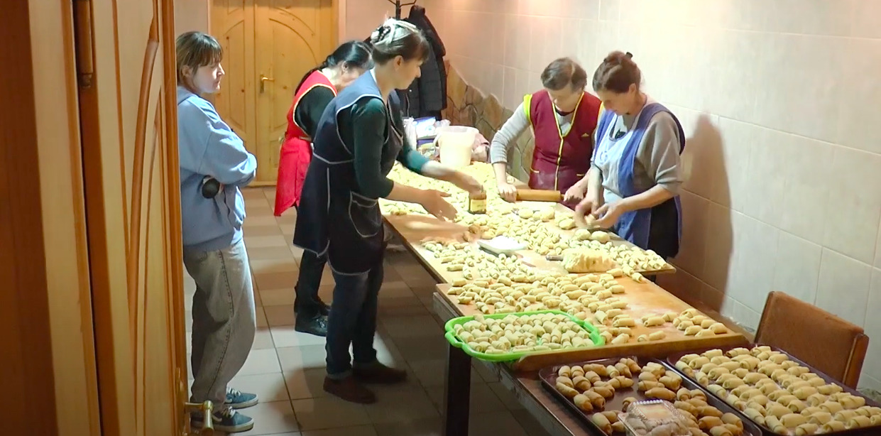 У церкві на Майзлях печуть печиво, аби зібрати кошти для ЗСУ (ВІДЕО)