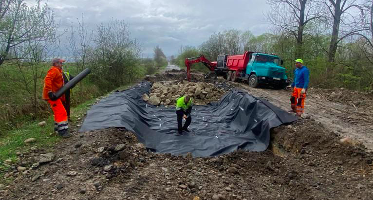 На Рожнятівщини взялися за ремонт дороги, яку підмили підземні води (ФОТО)