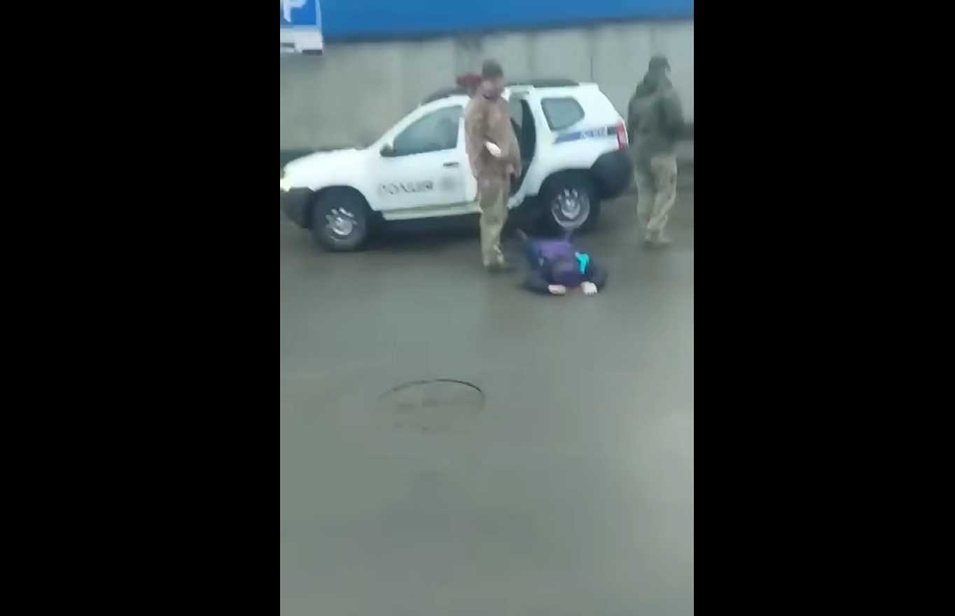 У військкоматі прокоментували відео із лежачим цивільним біля працівників ТЦК у Франківську (ВІДЕО)