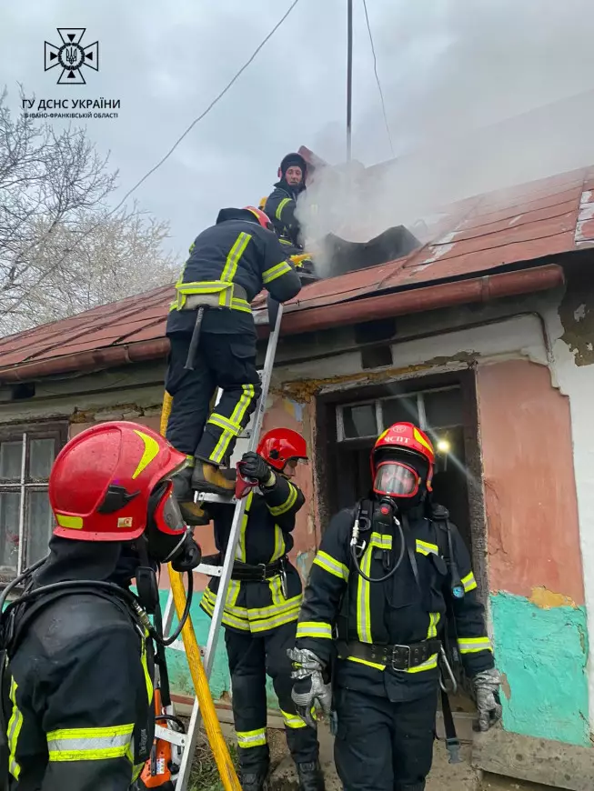 В Угорниках горіла закинута житлова будівля (ФОТОФАКТ)