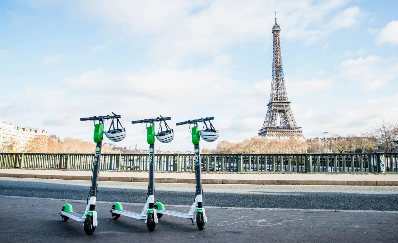 У Парижі прибирають з вулиць прокат електросамокатів