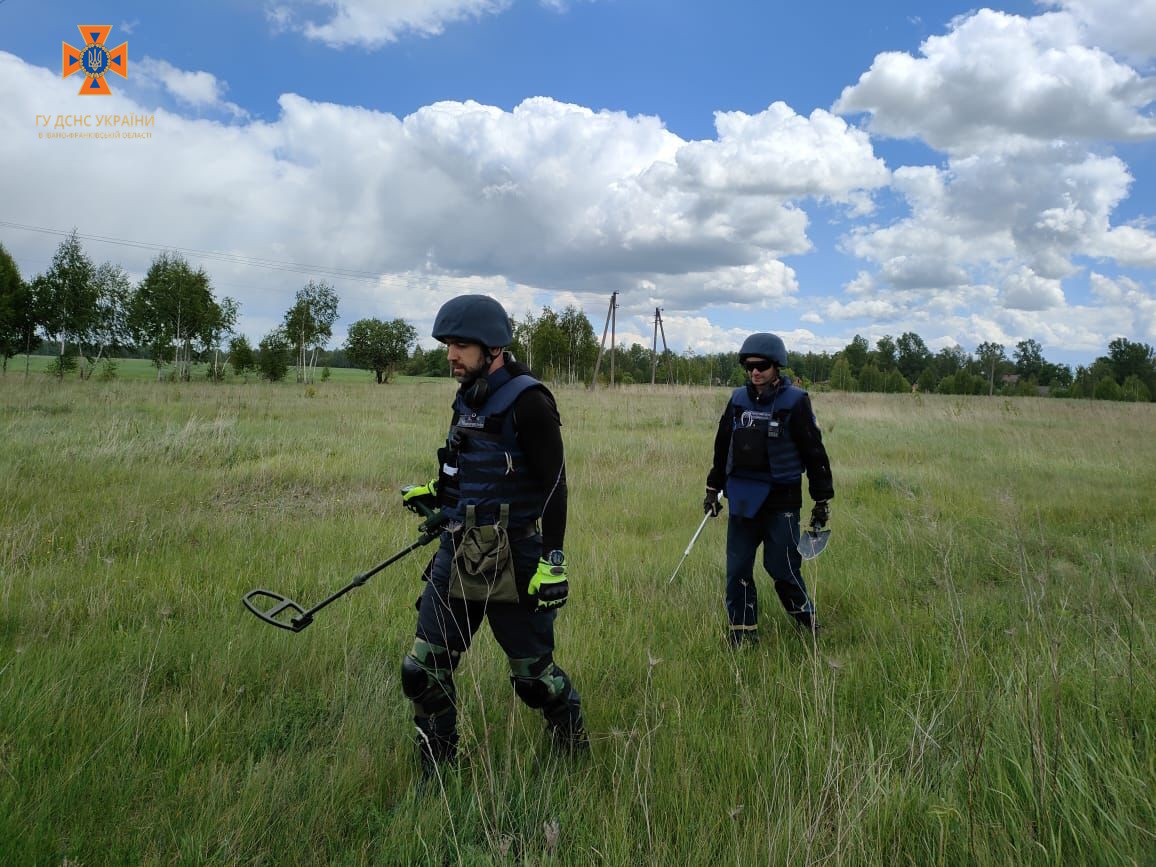 Прикарпатські рятувальники допомагають розміновувати деокуповану Миколаївщину (ФОТО)