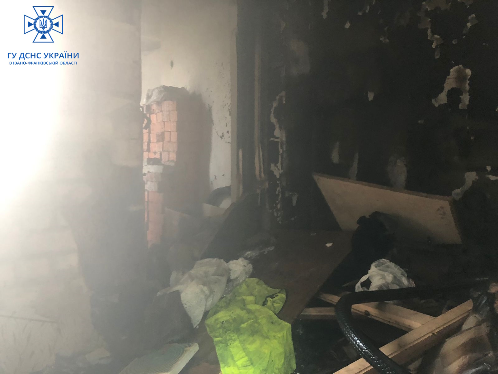 Пожежа у багатоквартирному будинку в Коломиї: рятувальники евакуювали мешканців (ФОТО)