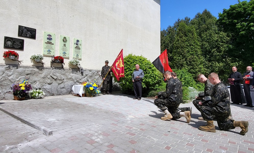 У Бурштині відкрили меморіал Герою України Дмитру “Да Вінчі” Коцюбайлу (ФОТО)