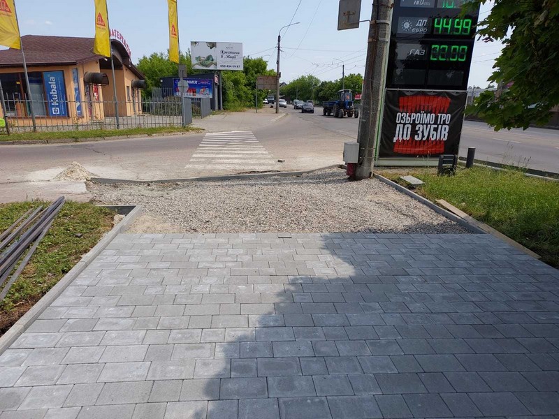 На вулиці Тисменицькій за понад 3 млн грн ремонтують тротуар (ФОТО)