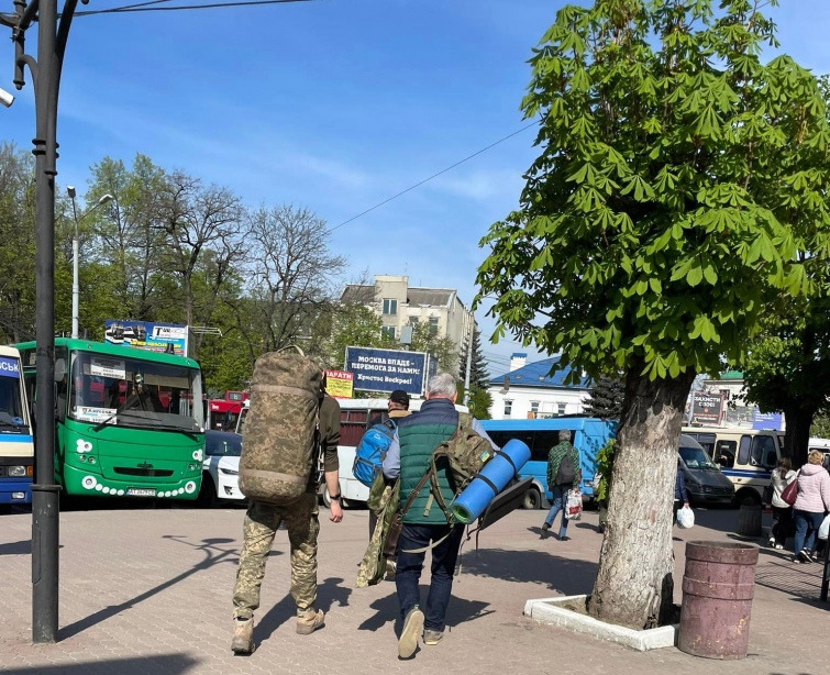 Соцмережі зворушив допис про військового, який їхав до Франківська у коротку відпустку