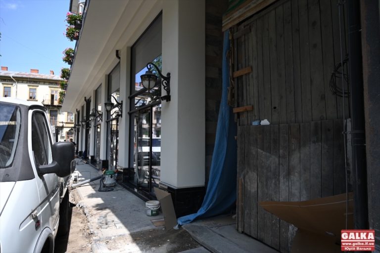 Власники готелю “Дністер” кажуть, що розіскленню галереї завадила війна (ВІДЕО)