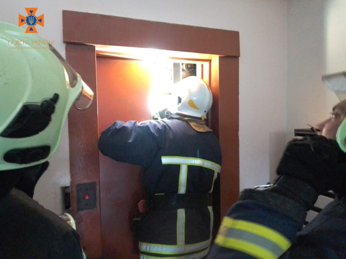 У Франківську обірвався трос ліфта, в якому була людина (ФОТОФАКТ)