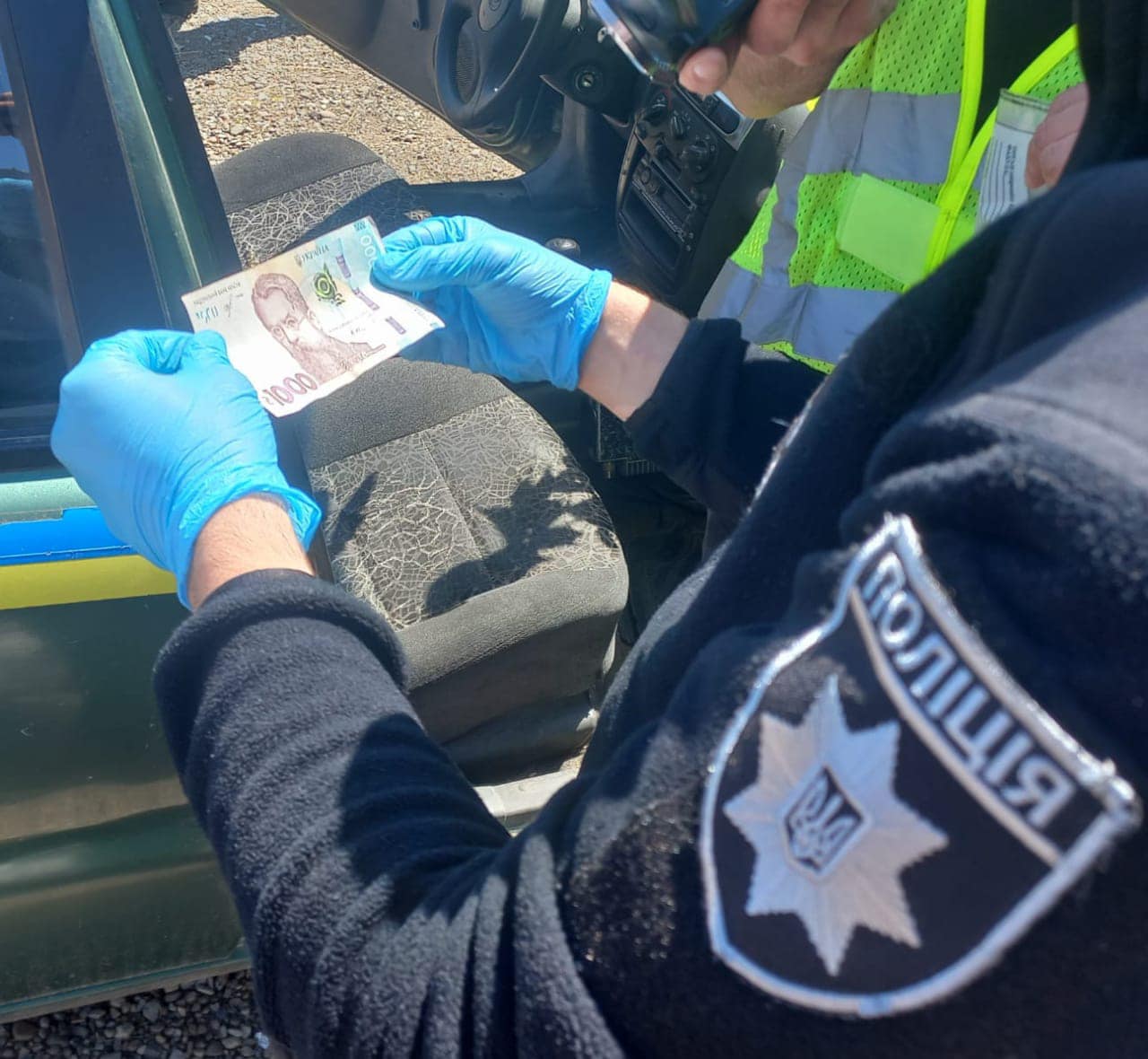 На Калущині водій на авто в розшуку намагався за тисячу гривень відкупитися від поліції (ФОТО)