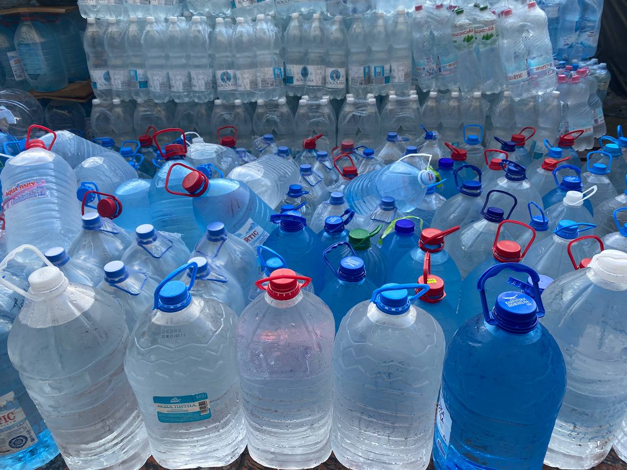 У Франківську студенти зібрали воду, їжу та речі для постраждалих від підриву Каховської ГЕС (ФОТО)