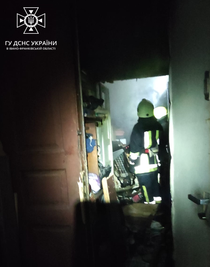 Вночі на пожежі у Франківську вогнеборці врятували двох людей (ФОТО)