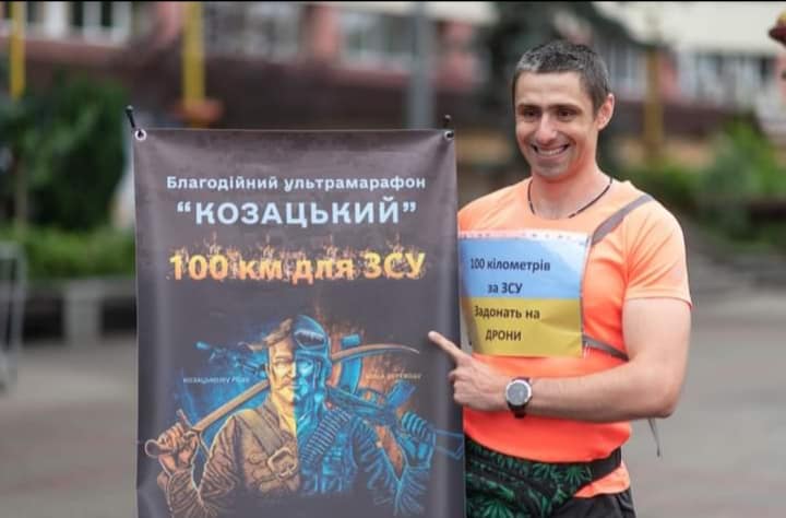 У Франківську чоловік пробіг 100 км, щоб зібрати на дрони для військових (ФОТО)
