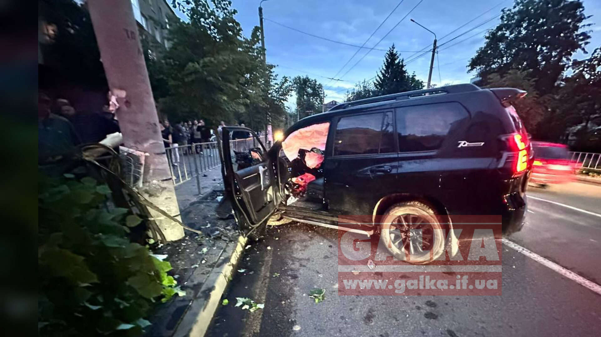 На Мазепи водій Toyota зніс дерево та потрощив авто: від тесту на алкоголь відмовився (ФОТО, ВІДЕО)