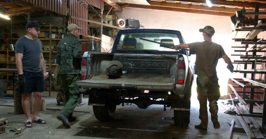 На Франківщині волонтери ремонтують автомобілі та навчають цього гвардійців (ФОТО)