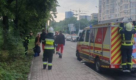 На Пасічній 22-річна дівчина впала у колодязь без люку – її витягали рятувальники (ФОТО)