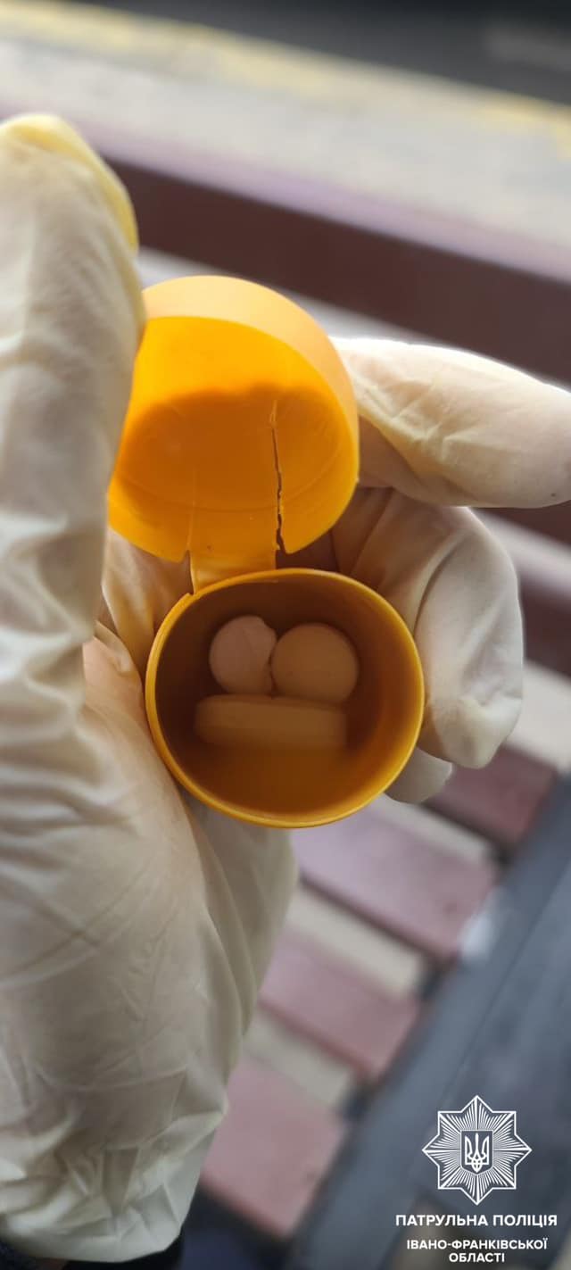Таблетки в кіндері: на Галицькій затримали чоловіка з ймовірними наркотиками (ФОТОФАКТ)