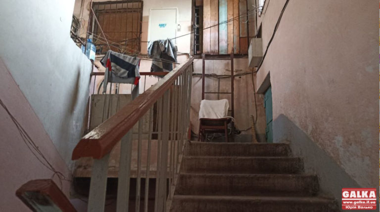 На Пасічній невідомі безхатьки поселились у під’їзді багатоповерхівки – поламали ліфт і лякають сусідів (ФОТО)