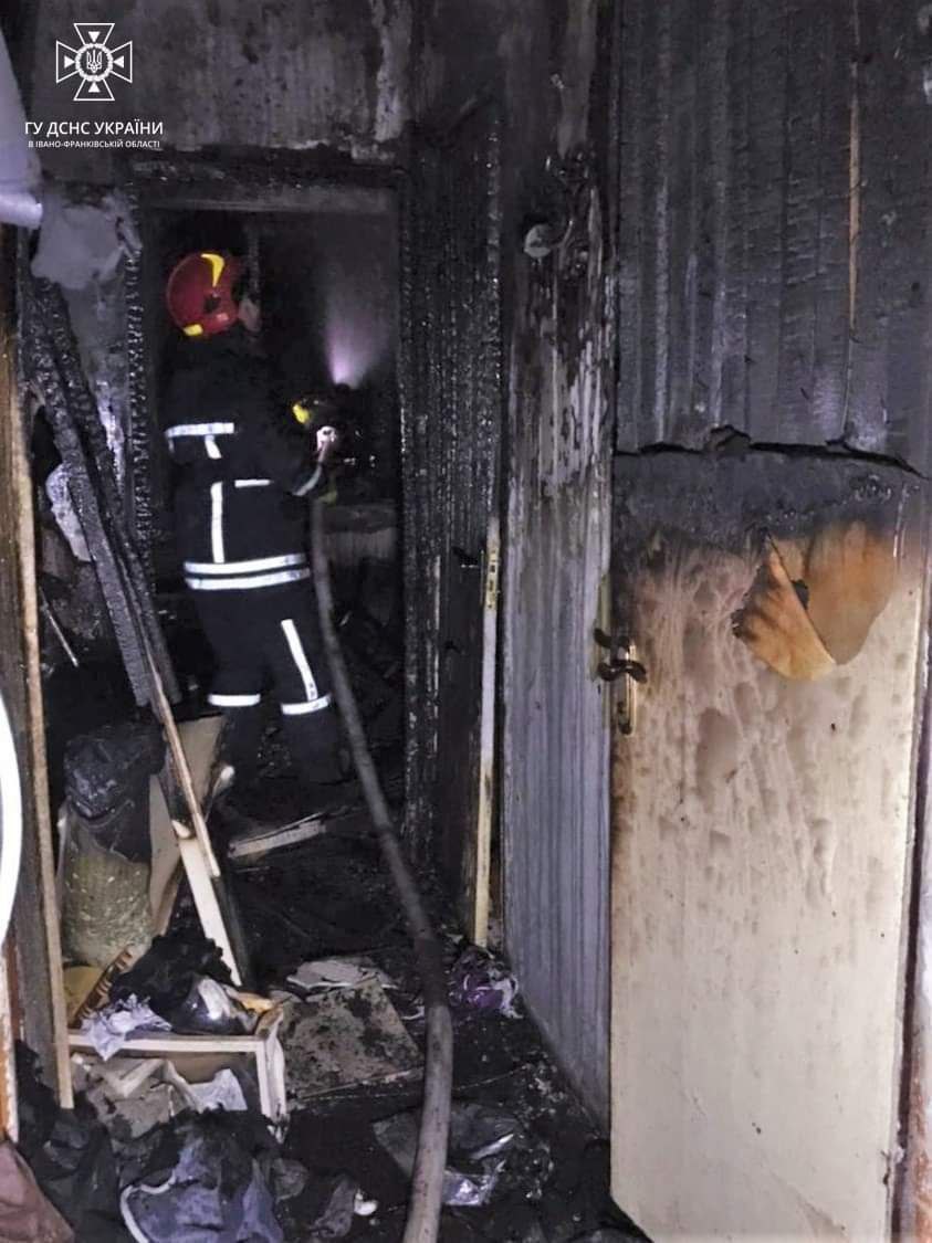 Нічна пожежа на Івасюка: на місці врятували людину (ФОТО, ВІДЕО)