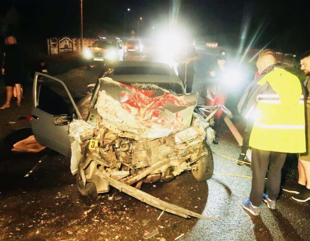 В Долині Opel зіткнувся з трактором: двоє людей травмовані (ФОТО)