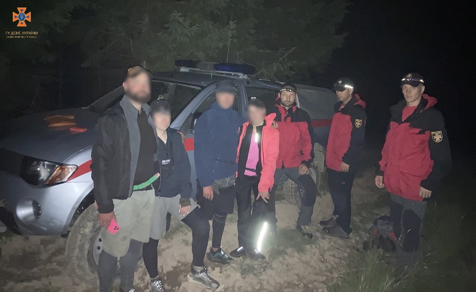 За ніч прикарпатські рятувальники знайшли 10 заблукалих у горах (ФОТО)