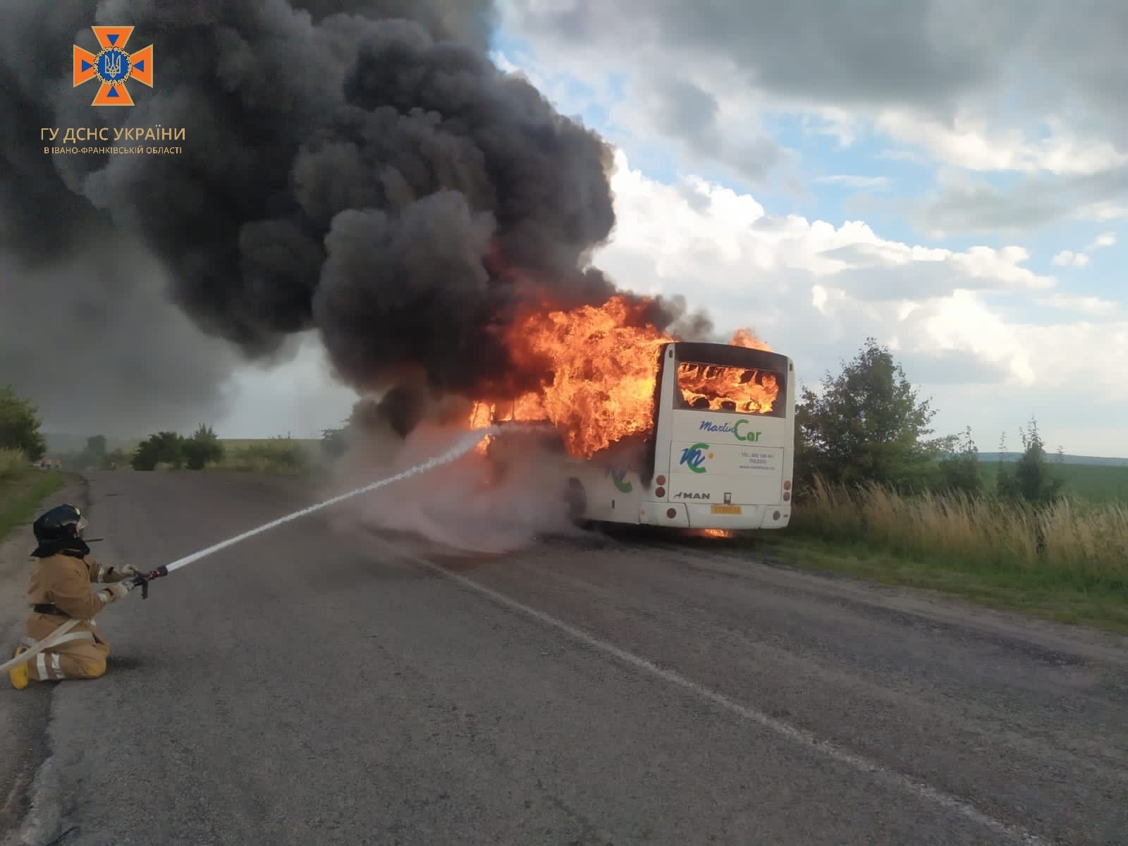 До місця призначення не доїхав: поблизу Тлумача згорів пасажирський автобус (ФОТО)