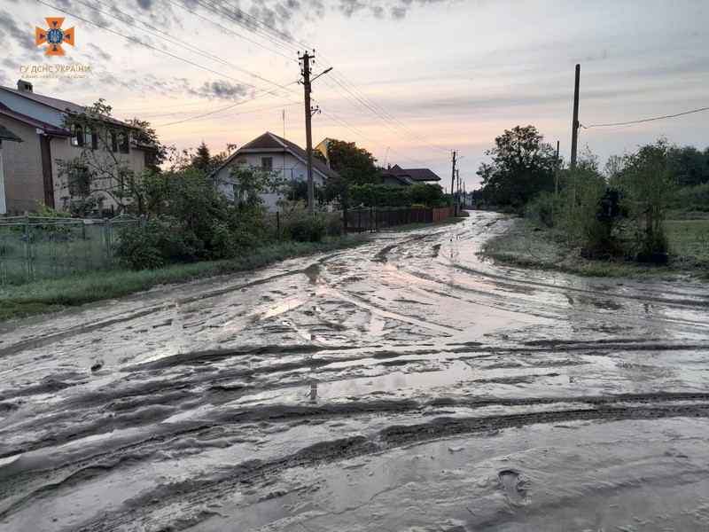 У Тисмениці підтопленими залишаються шість вулиць: рятувальники просять не виходити без потреби